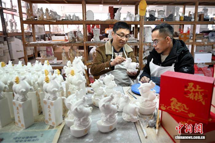 “世界陶瓷之都”德化生肖瓷热销海内外AG真人游戏第一品牌创意“加码”(图3)